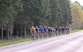 Höststreck i höjd med Trödje. Solen värmde cyklisterna även i årets upplaga av Gästrikeloppet Neova.