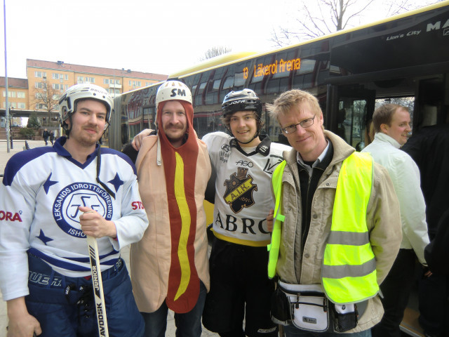 Patrik Westin (3-1) och Johan Asplund (4-1) hade köpt korv på stan (Tobias Larsson, 4-2) medan Henrik Nykvist (4-1) såg till att de kom med stadsbussen till Läkerolen