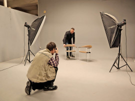 Fotografering av klassiska designmöbler i studion på Gästriklands Auktionskammare.