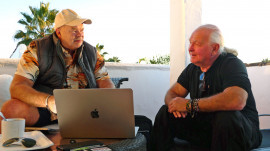 Joe Formgren i samtal med Ulf Bengtsson på den spanska solkusten.
